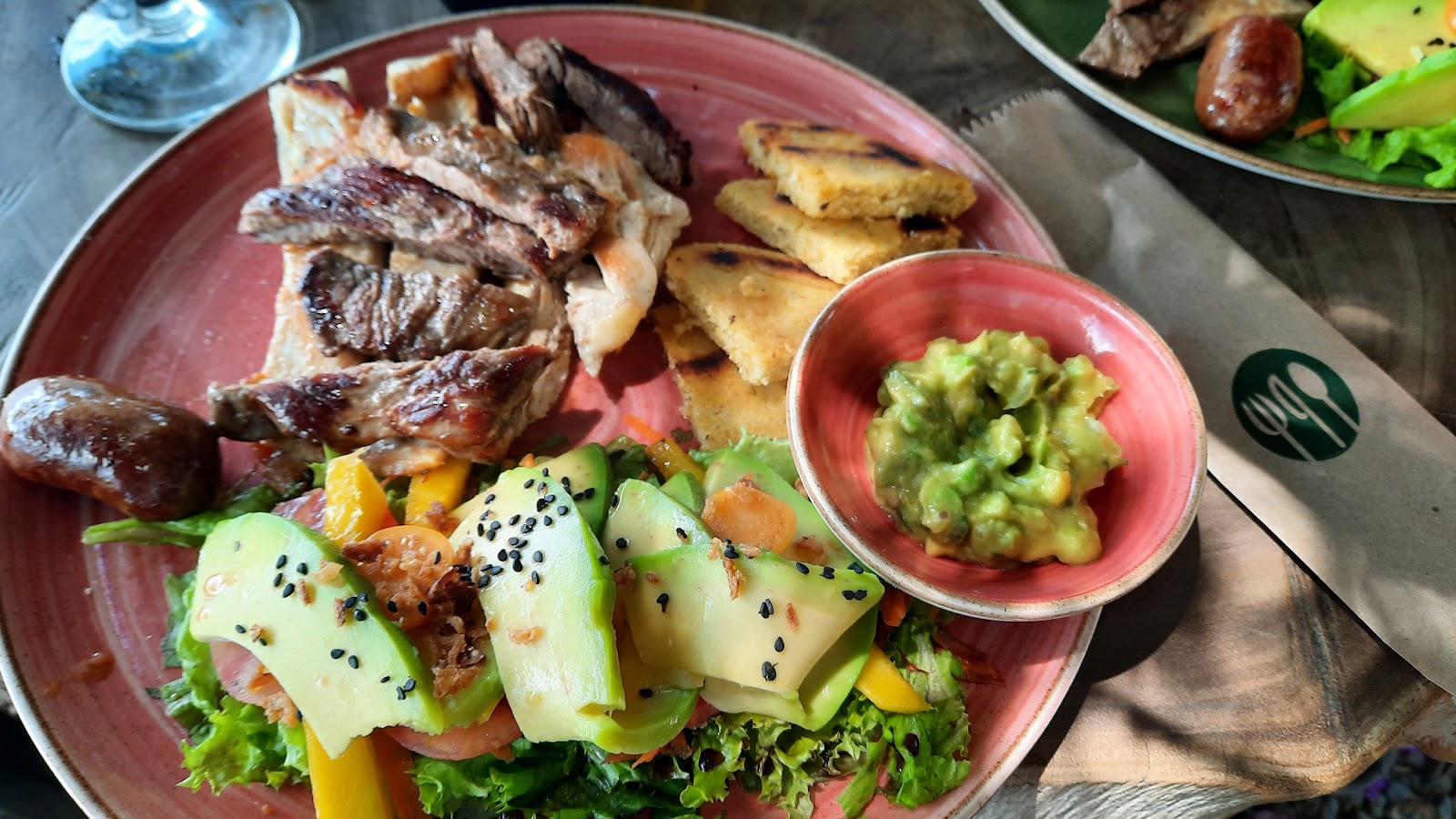 Carnes a la parrilla con aguacate y guacamole