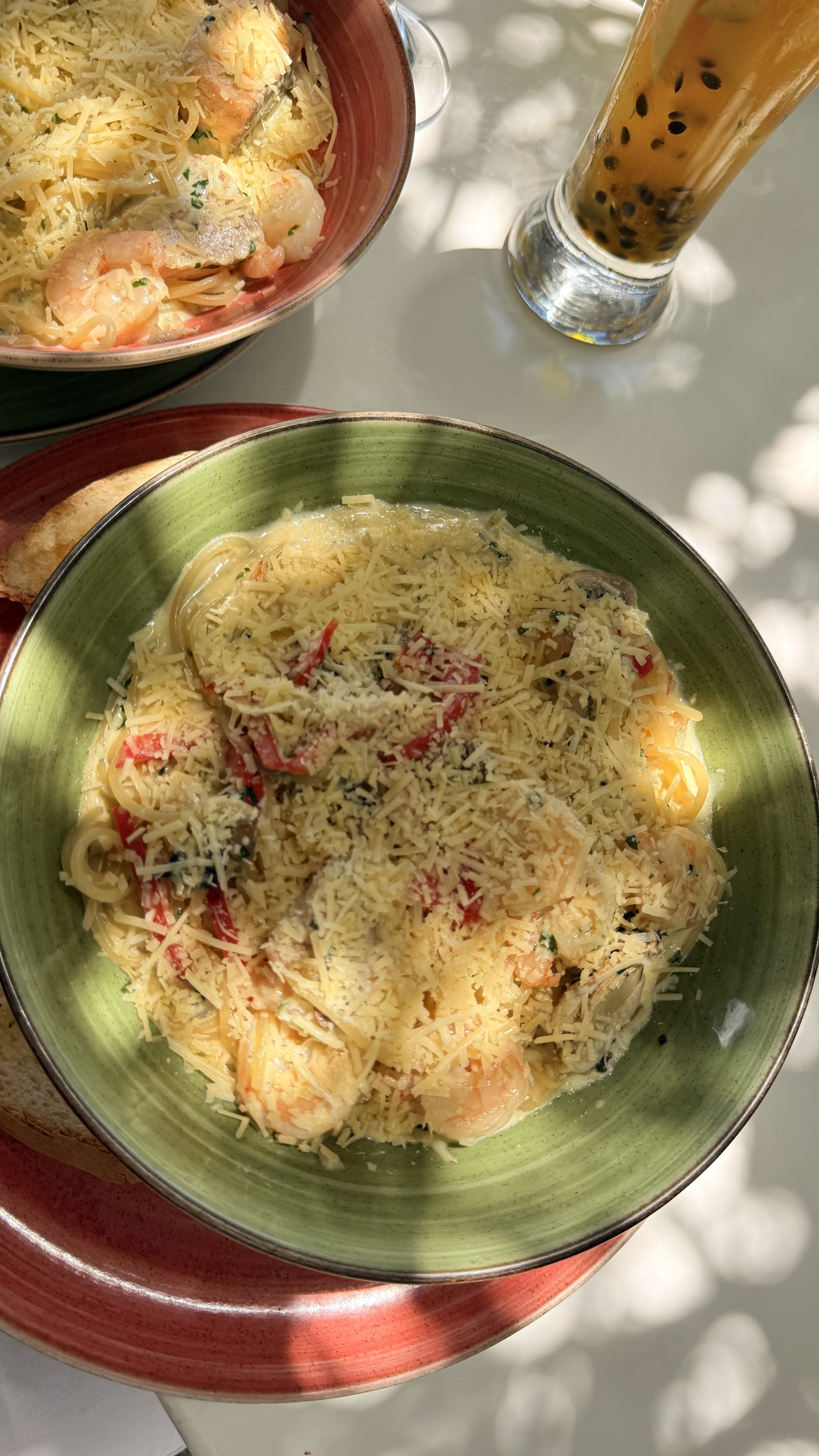 Pasta con camarones y queso