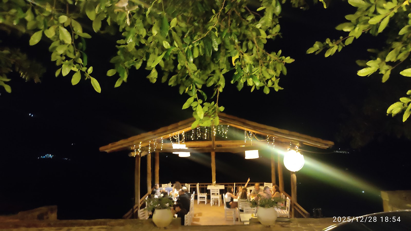 El kiosco iluminado de noche