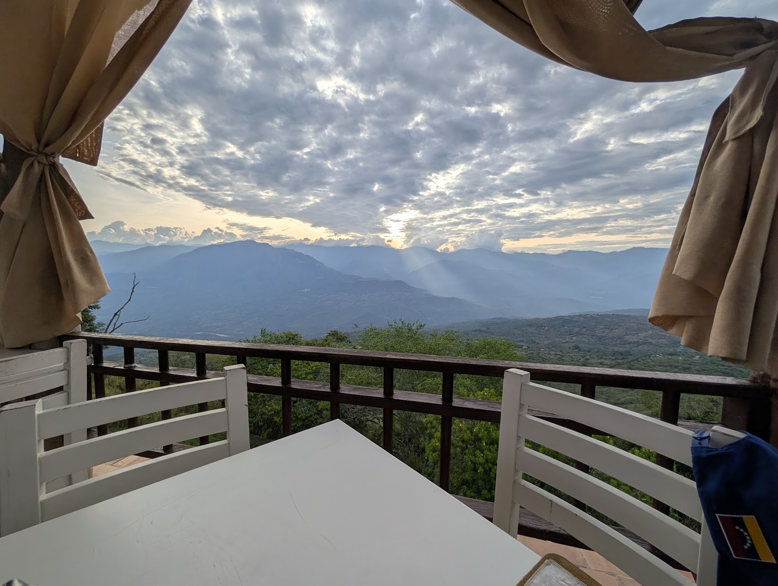 Atardecer sobre las montañas desde la baranda