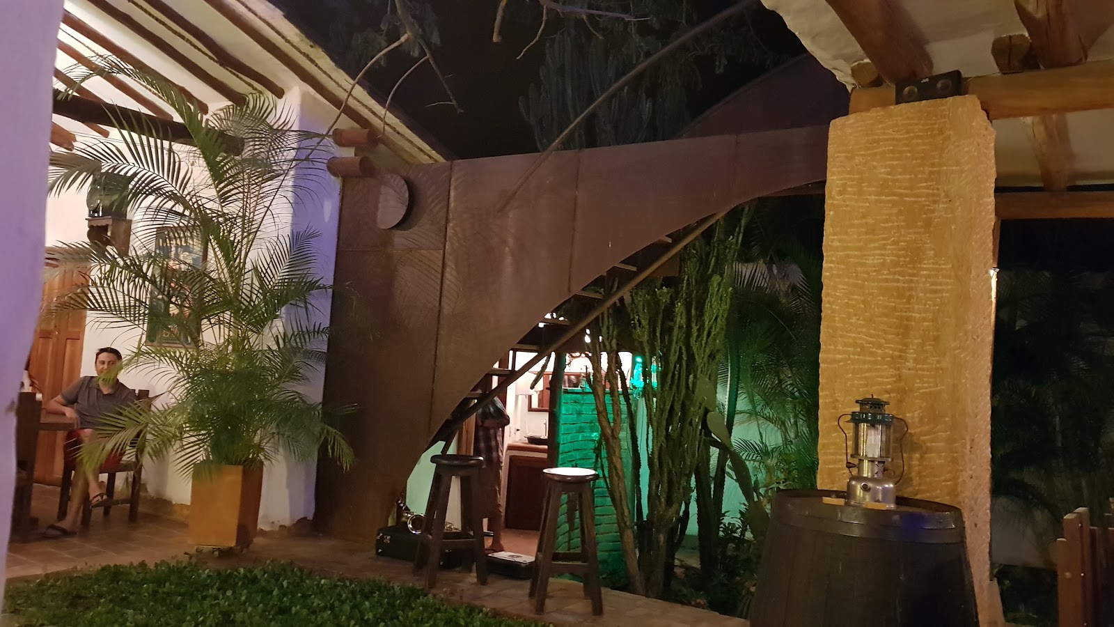 Rincón con barra de madera iluminado de noche