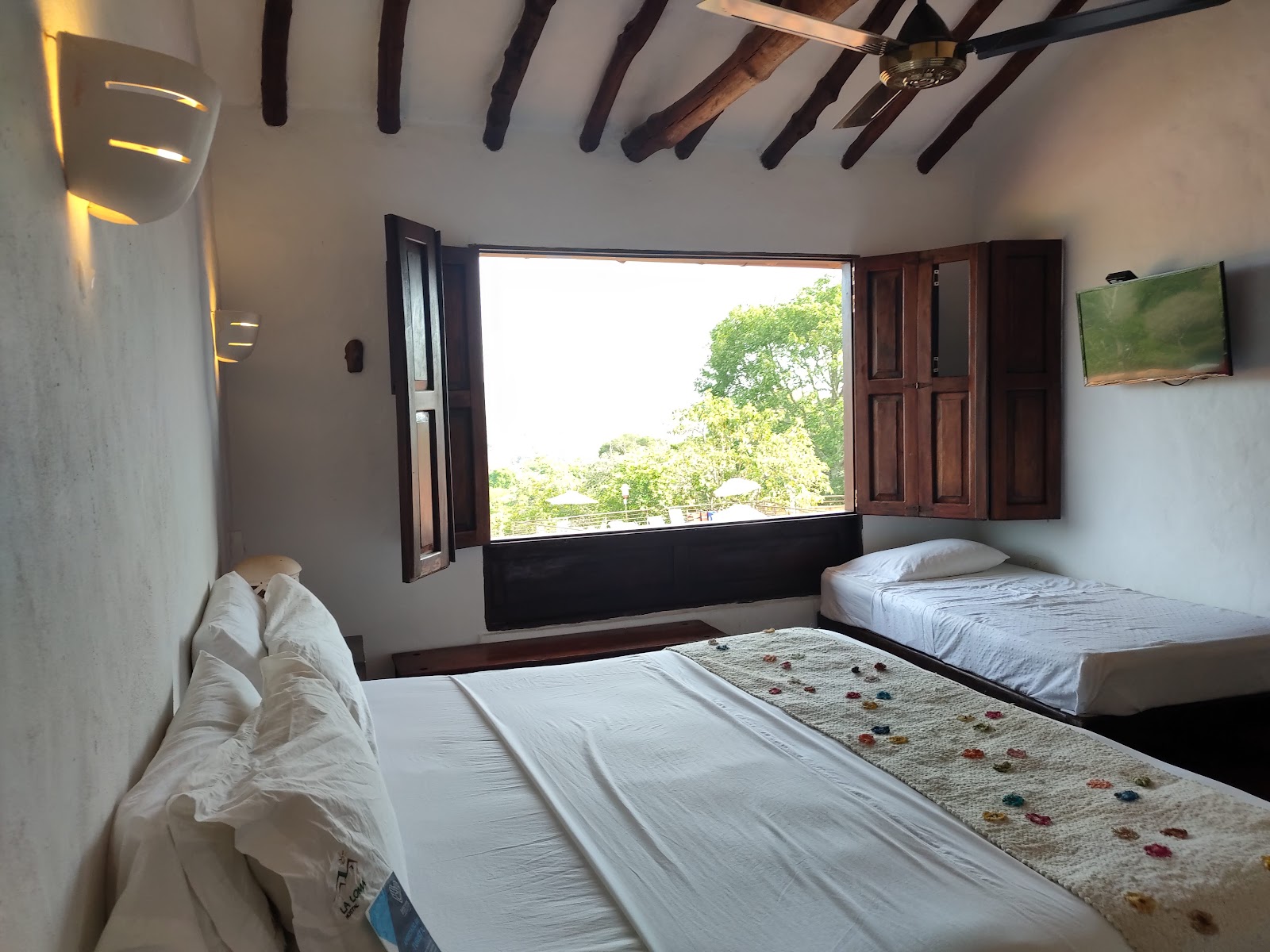 Habitación con ventana abierta al verde