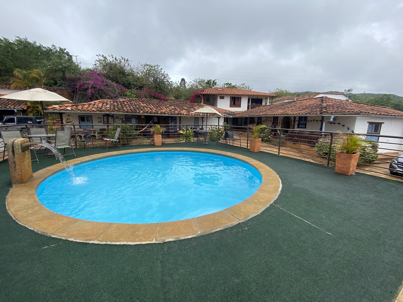 Piscina redonda frente a los tejados