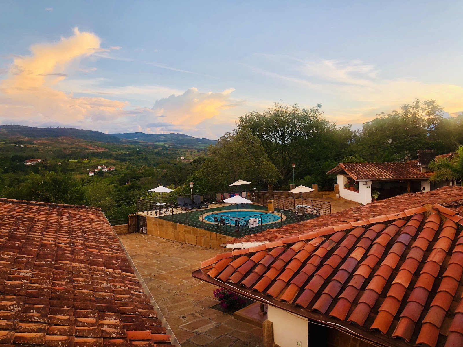 Atardecer sobre la piscina