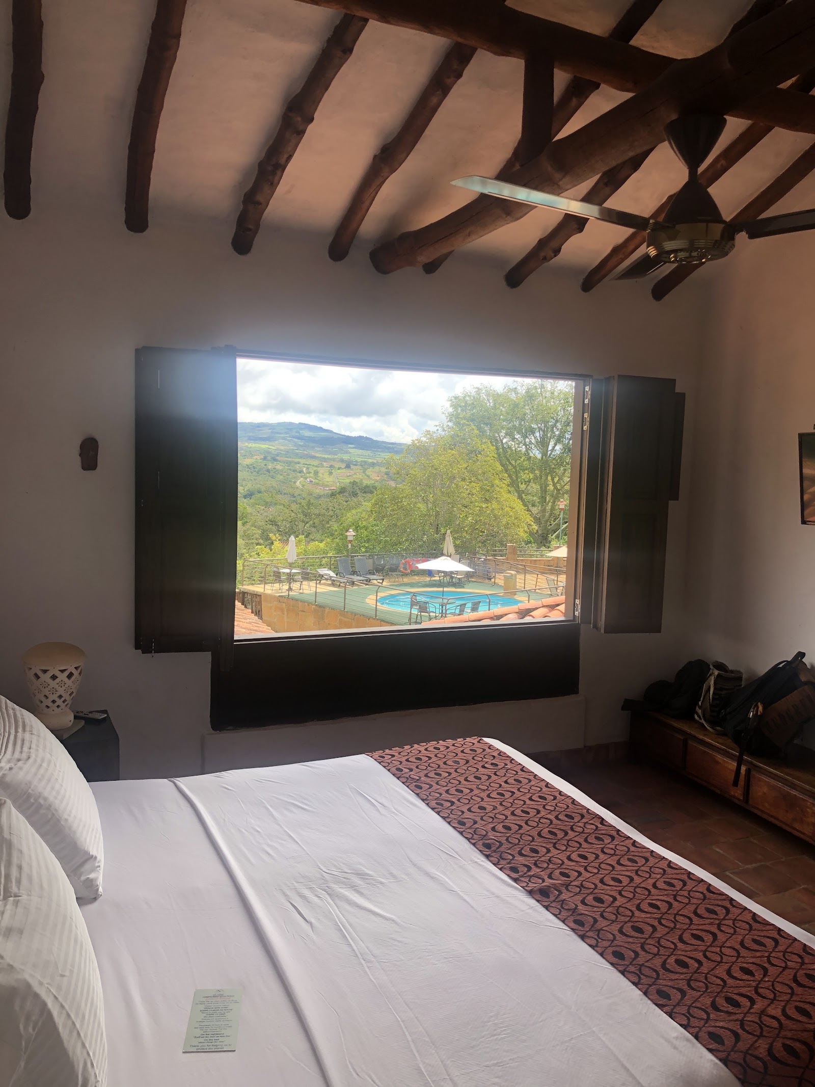Habitación con ventanal hacia la piscina