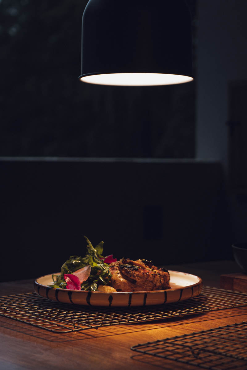 Plato de carne con flores comestibles