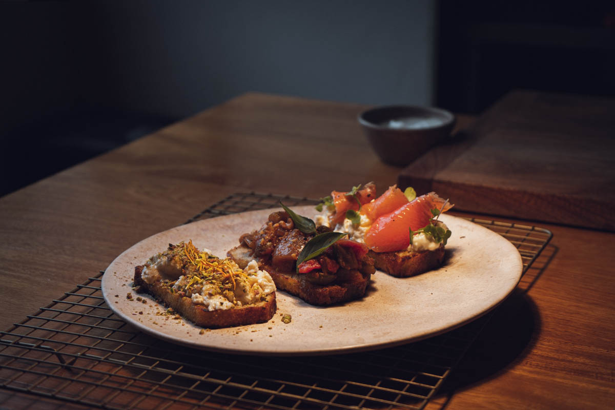 Bruschettas con tomate y hierbas