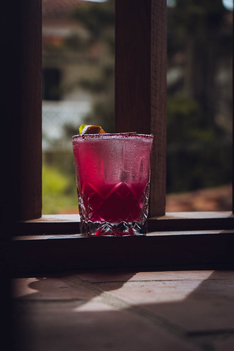 Bebida roja con escarcha en la ventana
