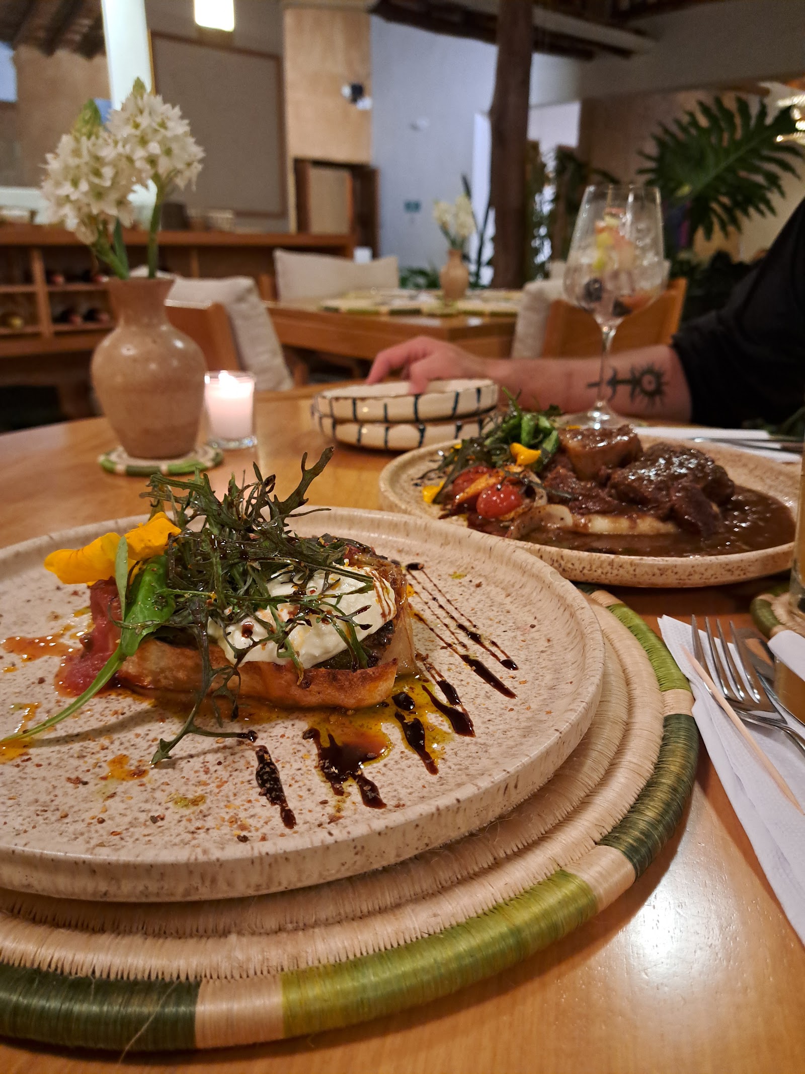 Platos servidos con flores y velas