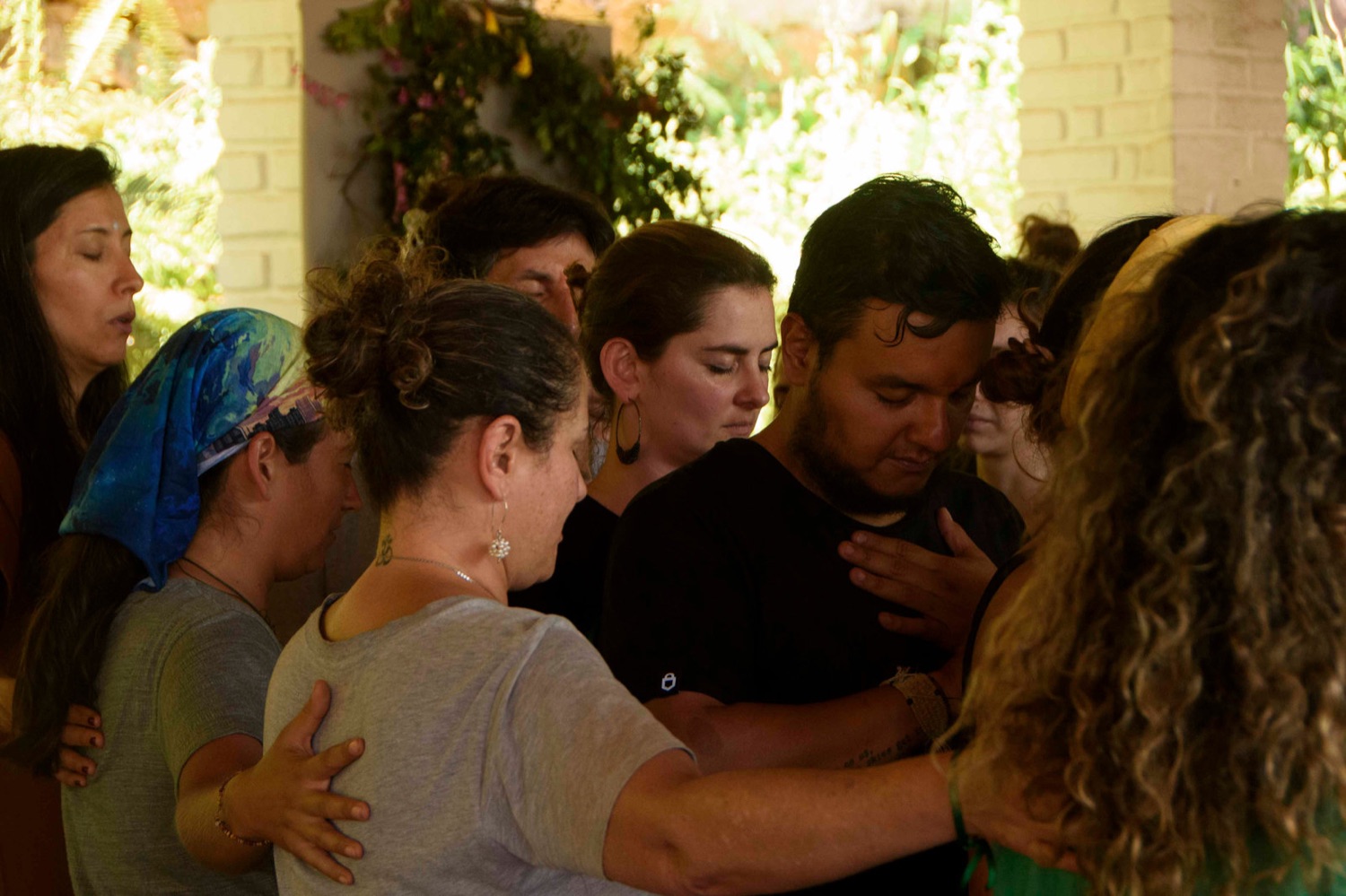 Círculo de personas abrazadas