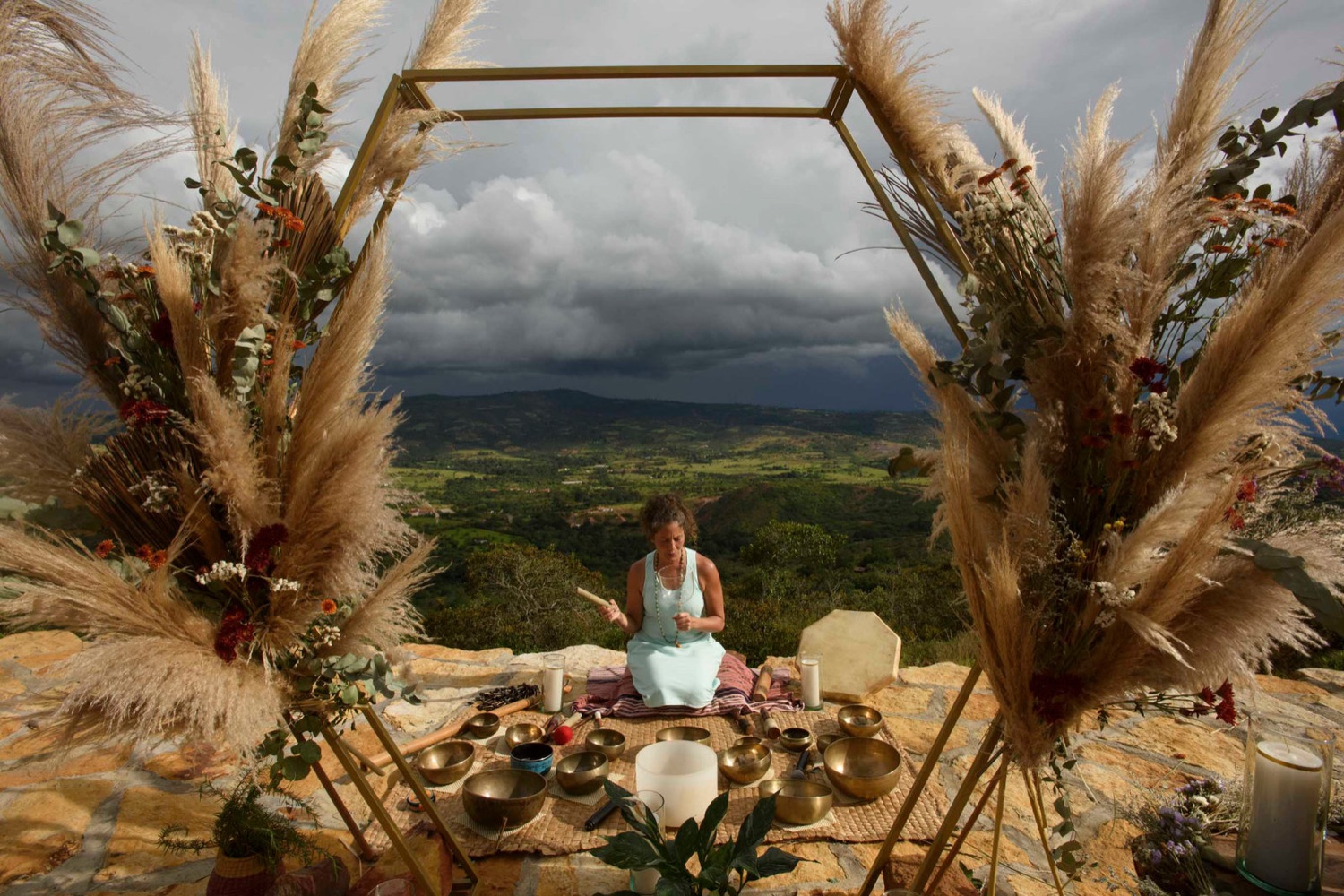 Altar de un ritual al aire libre con vista a las montañas