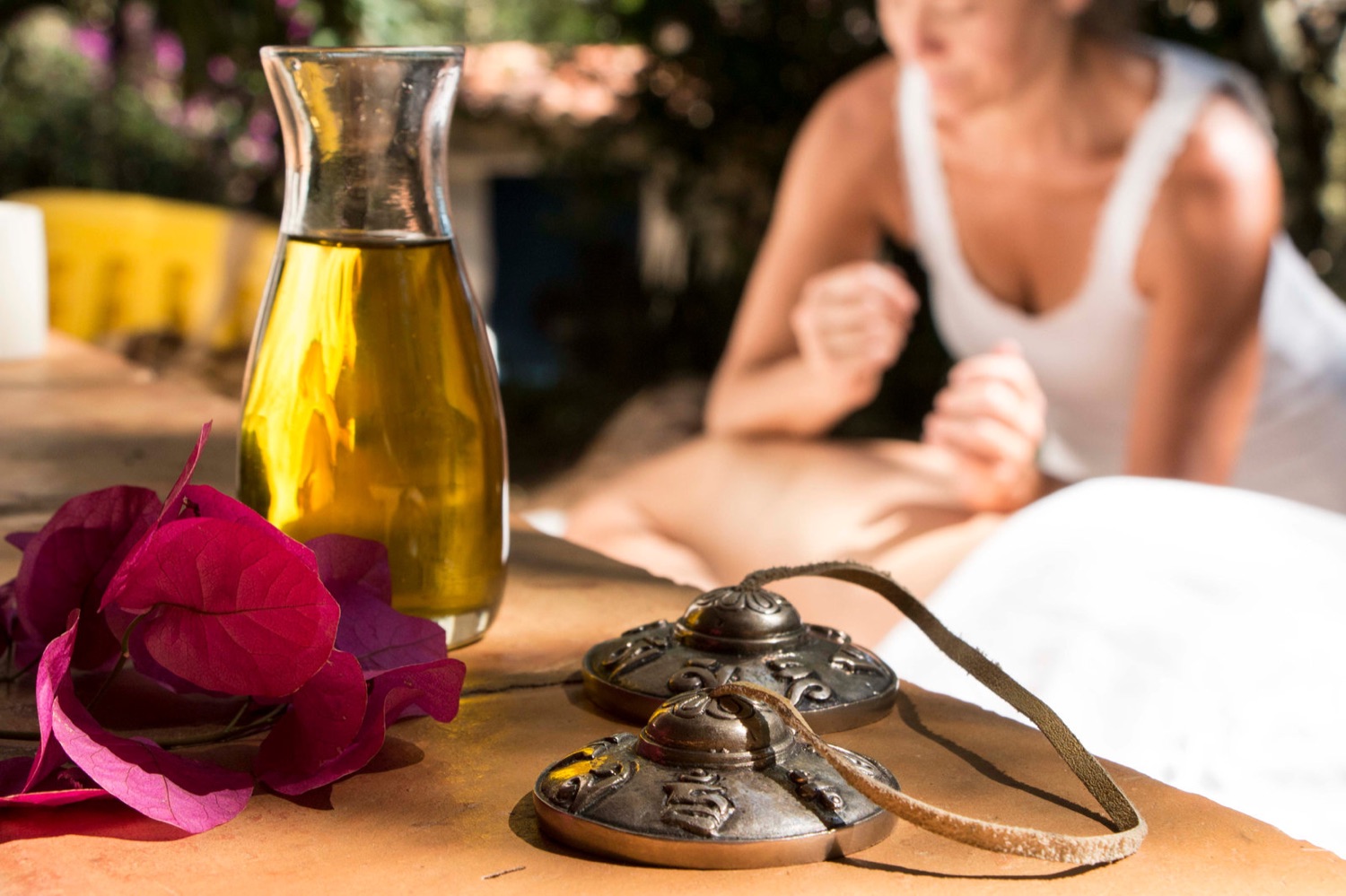Masaje terapéutico con aceites y flores