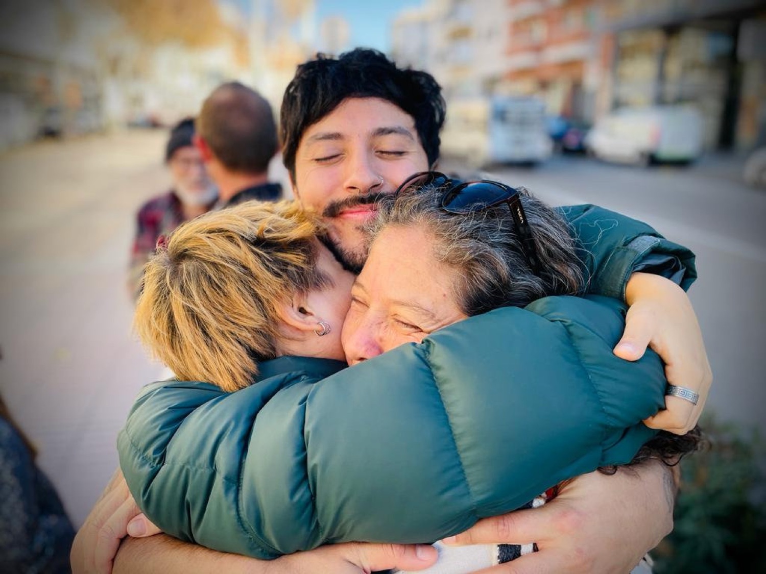 Abrazo entre personas en un encuentro