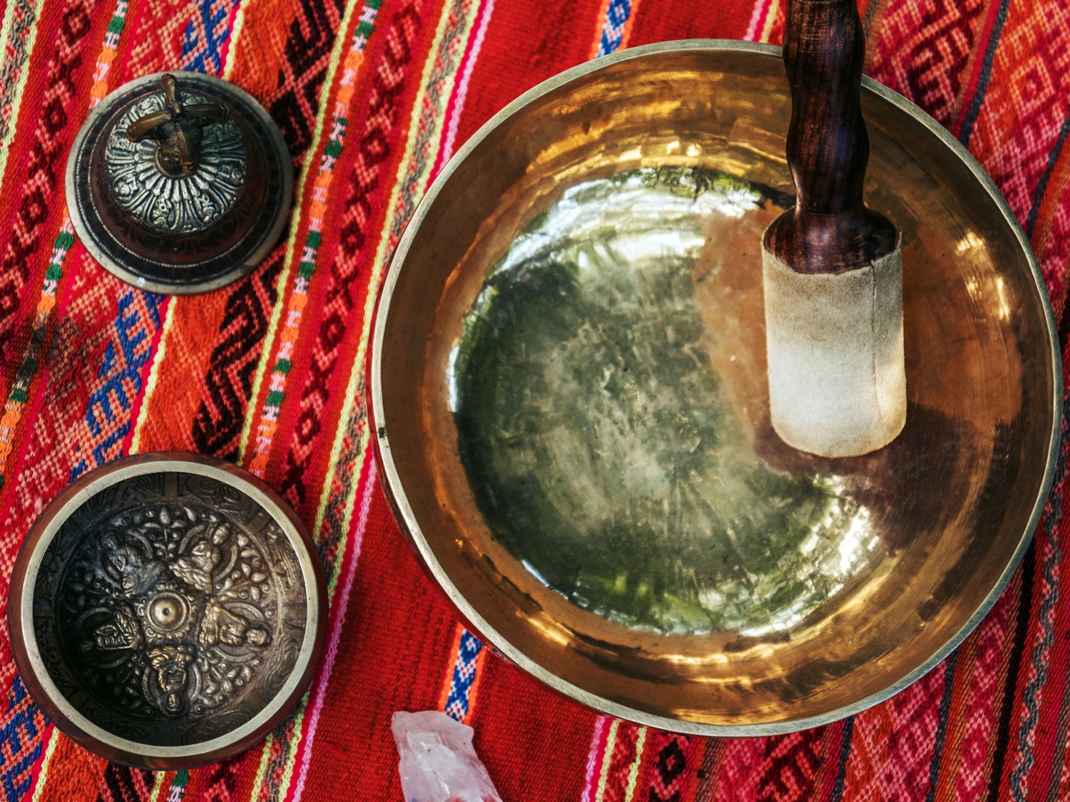 Cuencos tibetanos sobre un tejido de colores