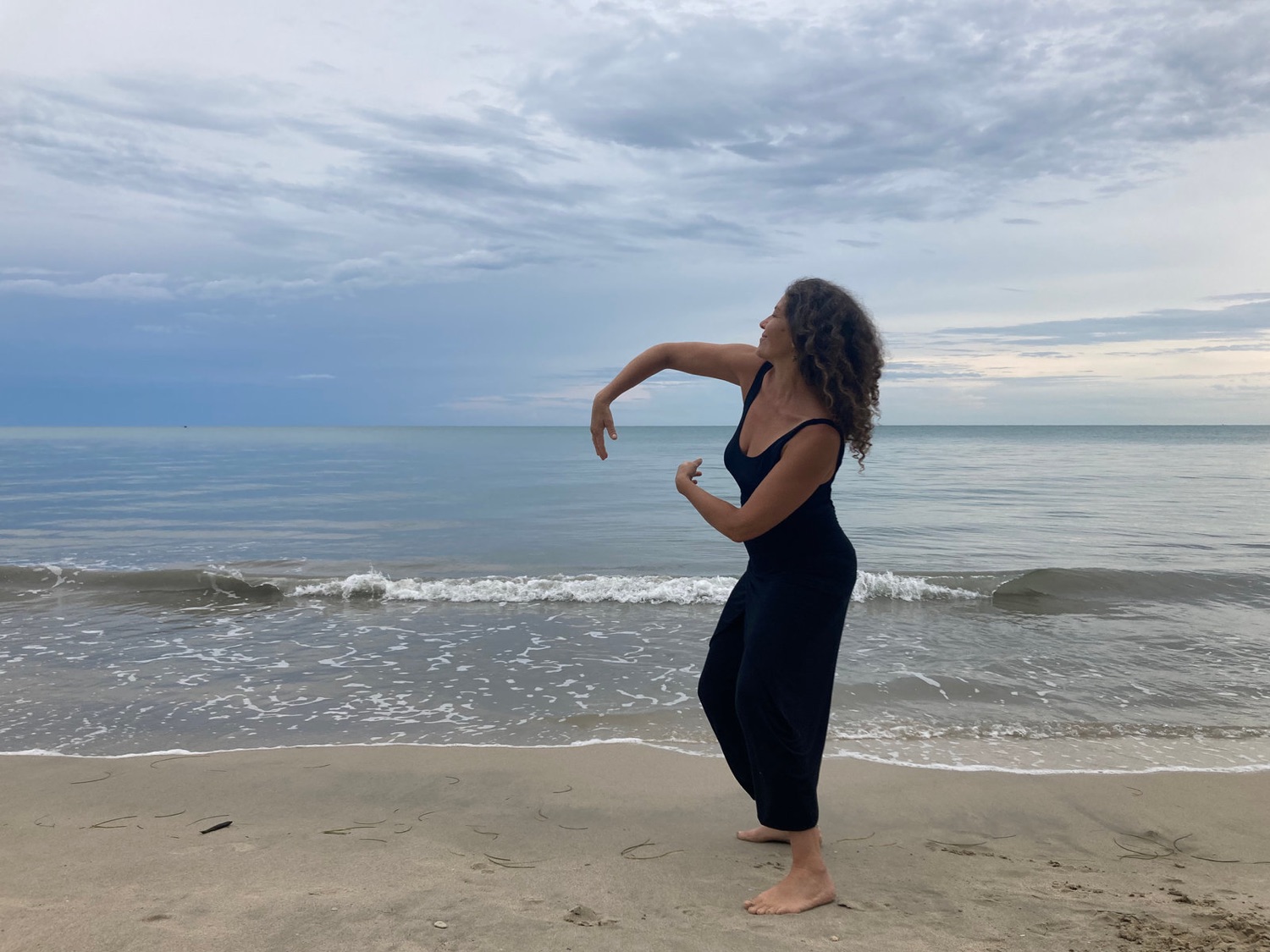 Patricia Macaya bailando frente al mar