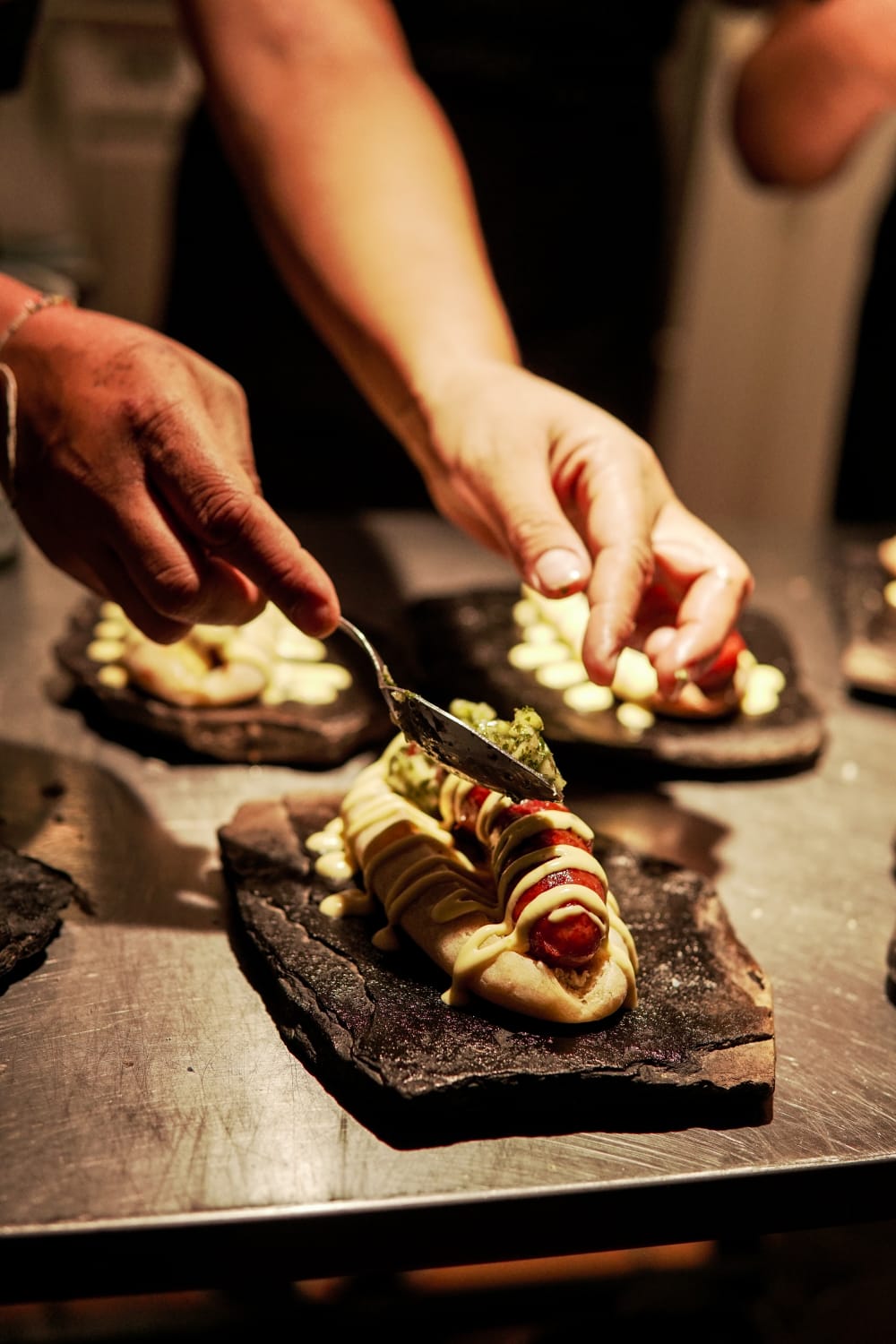 Preparación de un plato sobre piedra