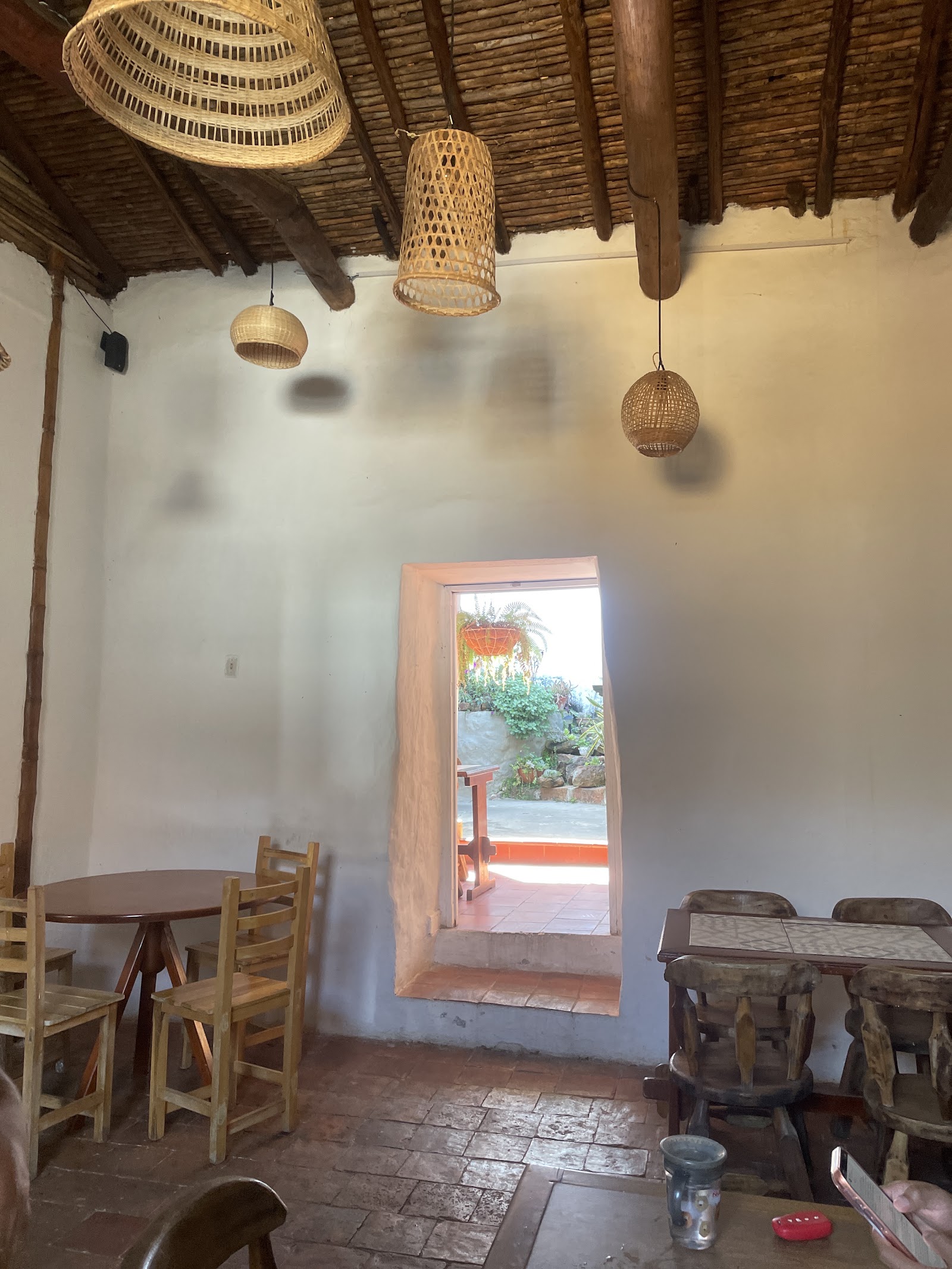 Comedor con puerta hacia el jardín