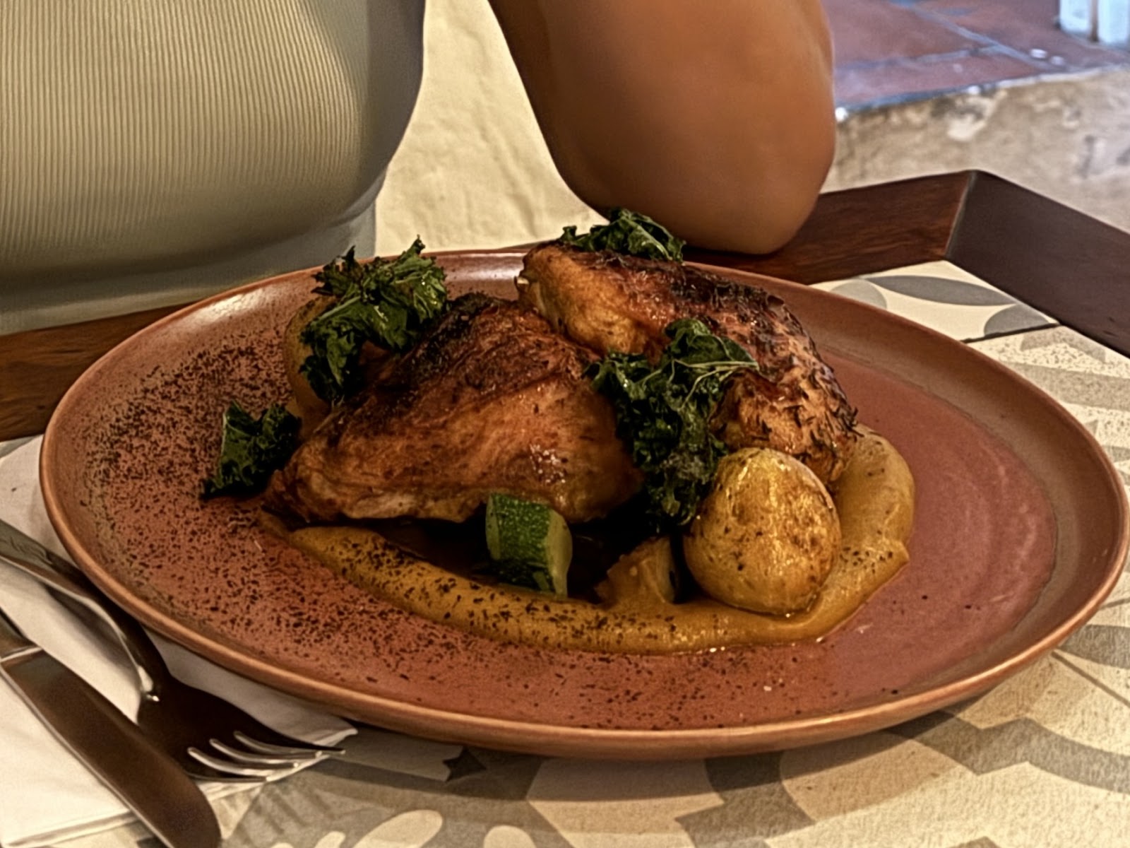 Pollo dorado con papas criollas
