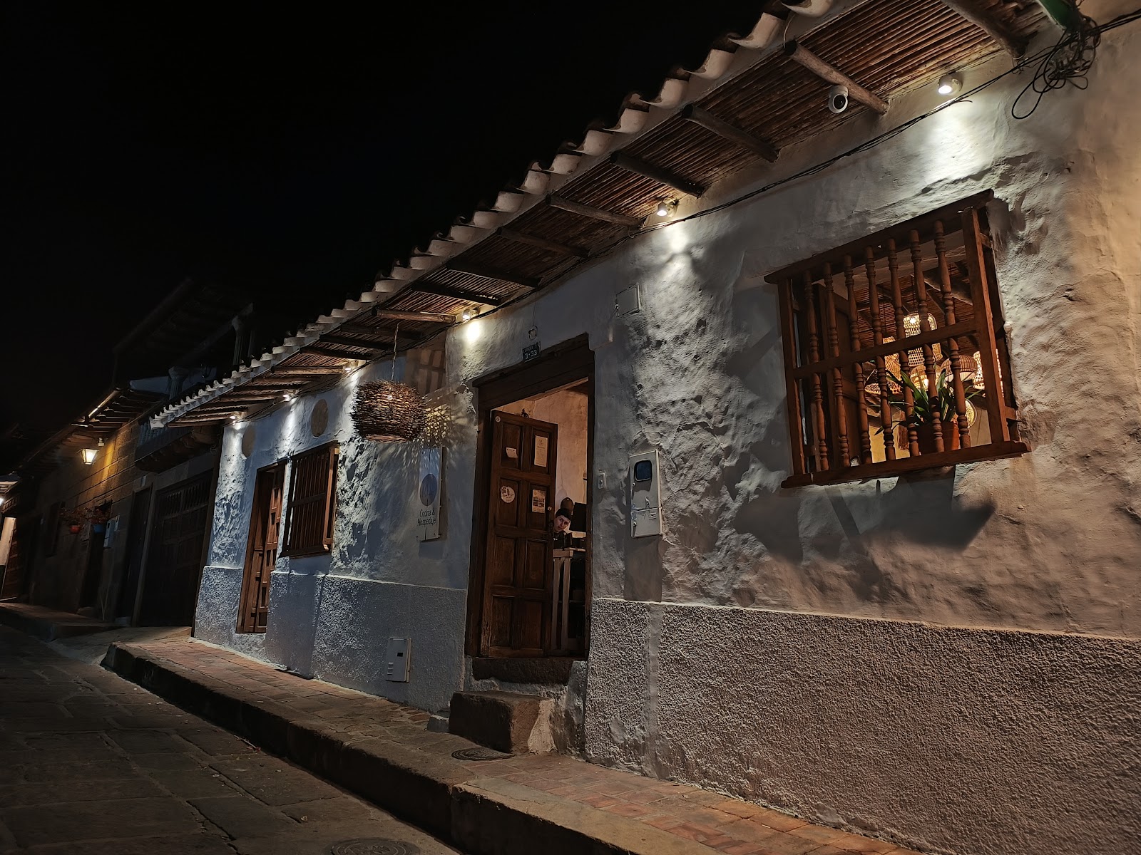Fachada de Mija de noche