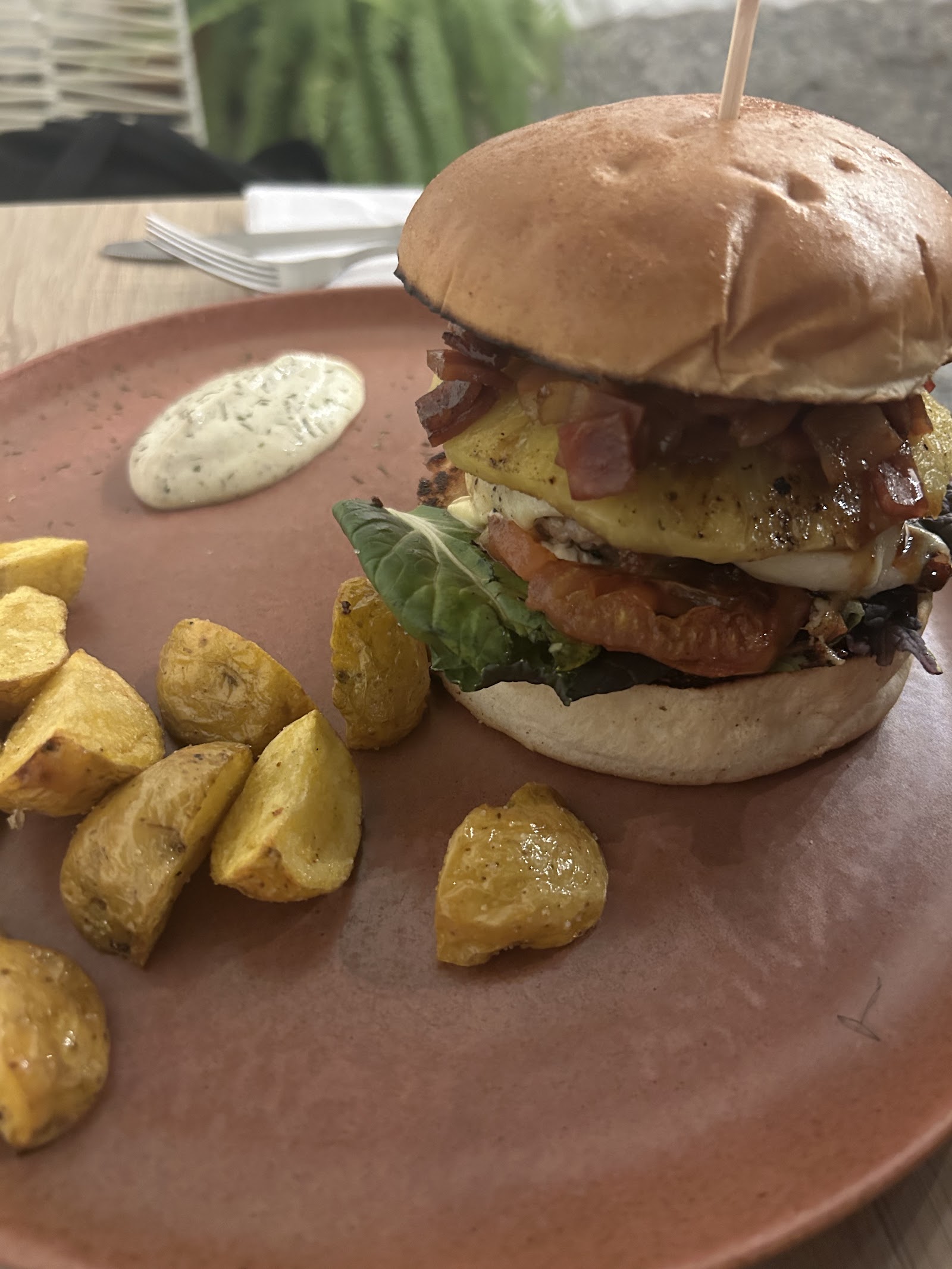 Hamburguesa de piña y tocineta con papas