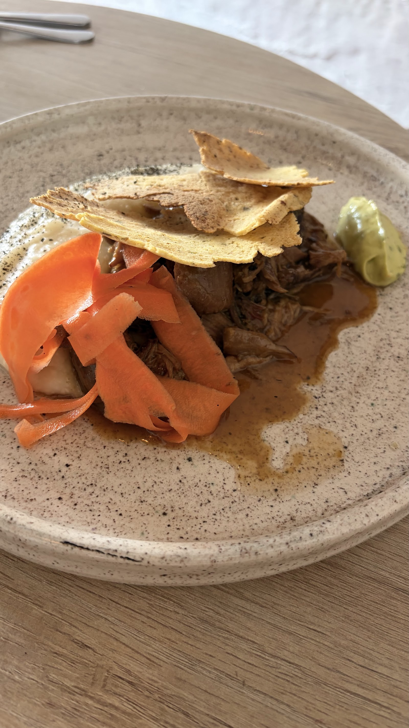 Carne desmechada con cintas de zanahoria