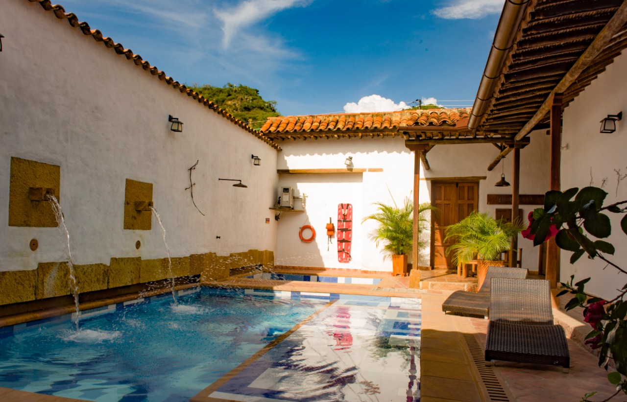 Piscina y patio con paredes blancas
