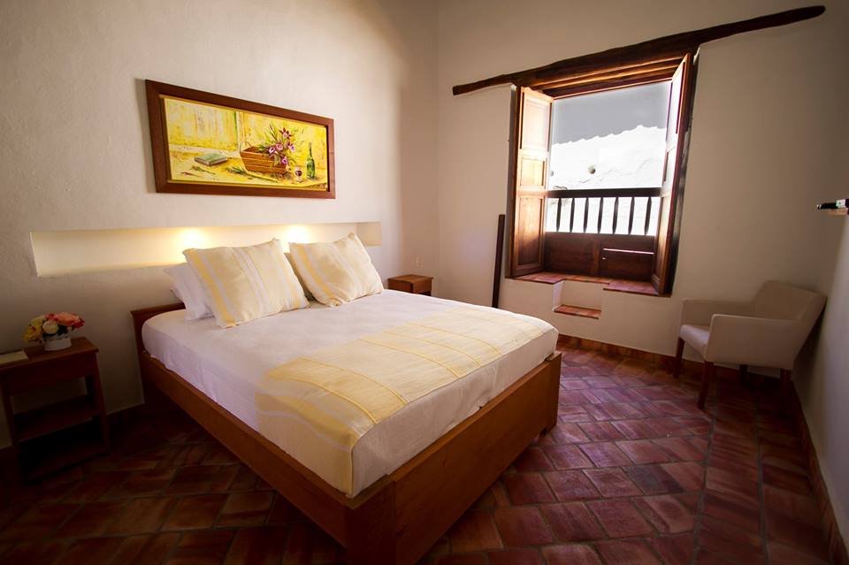 Habitación con cuadro y ventana de madera