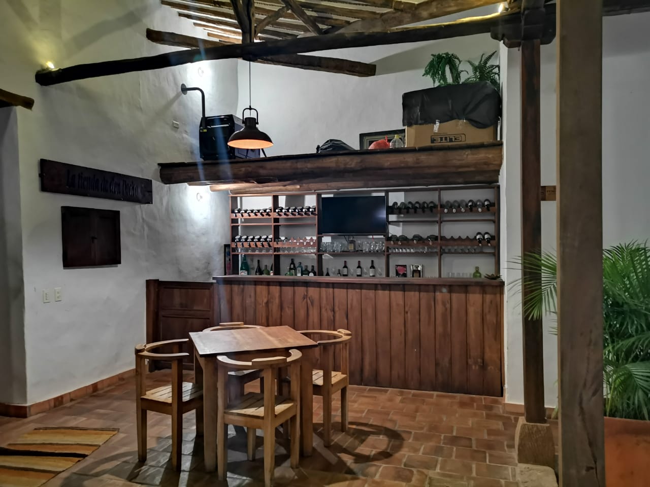Bar de madera con mesas