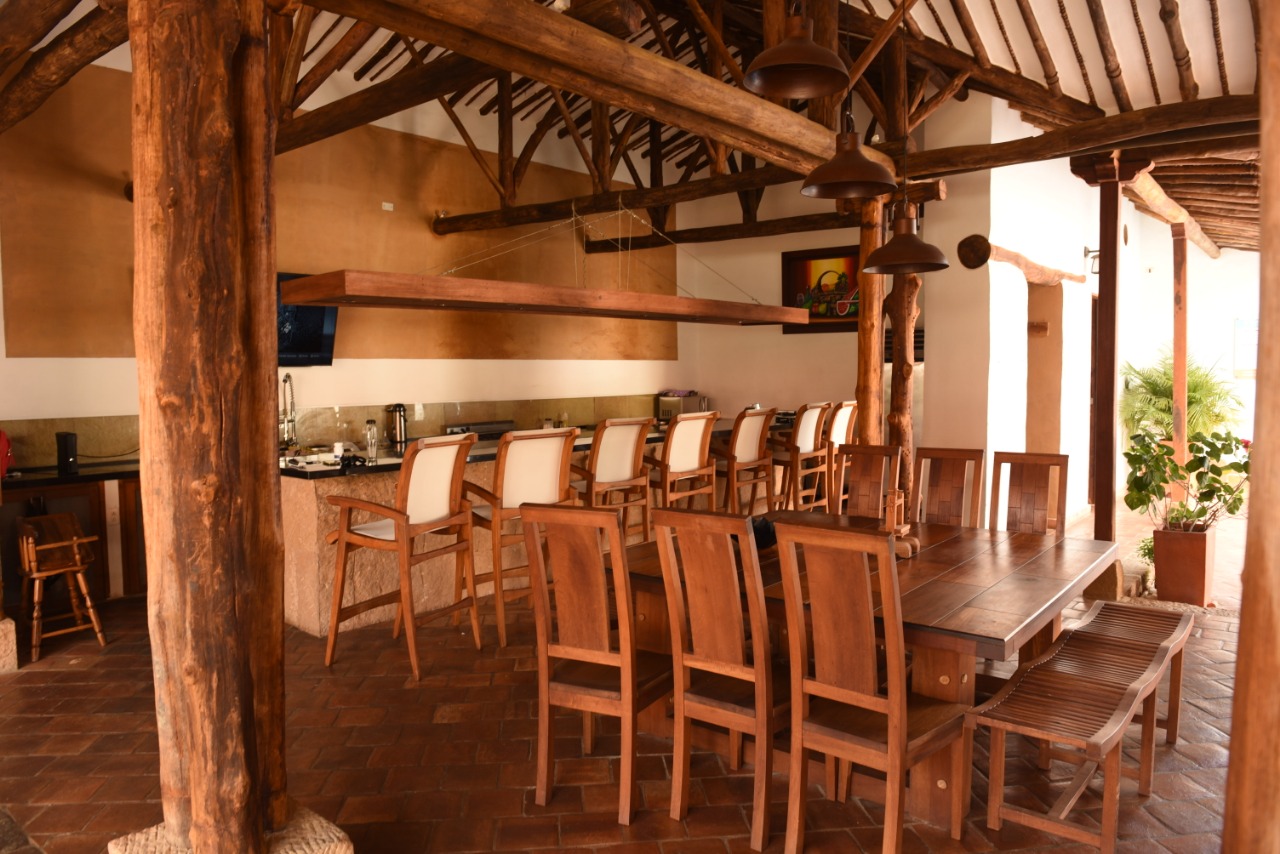 Comedor con techo de vigas y barra