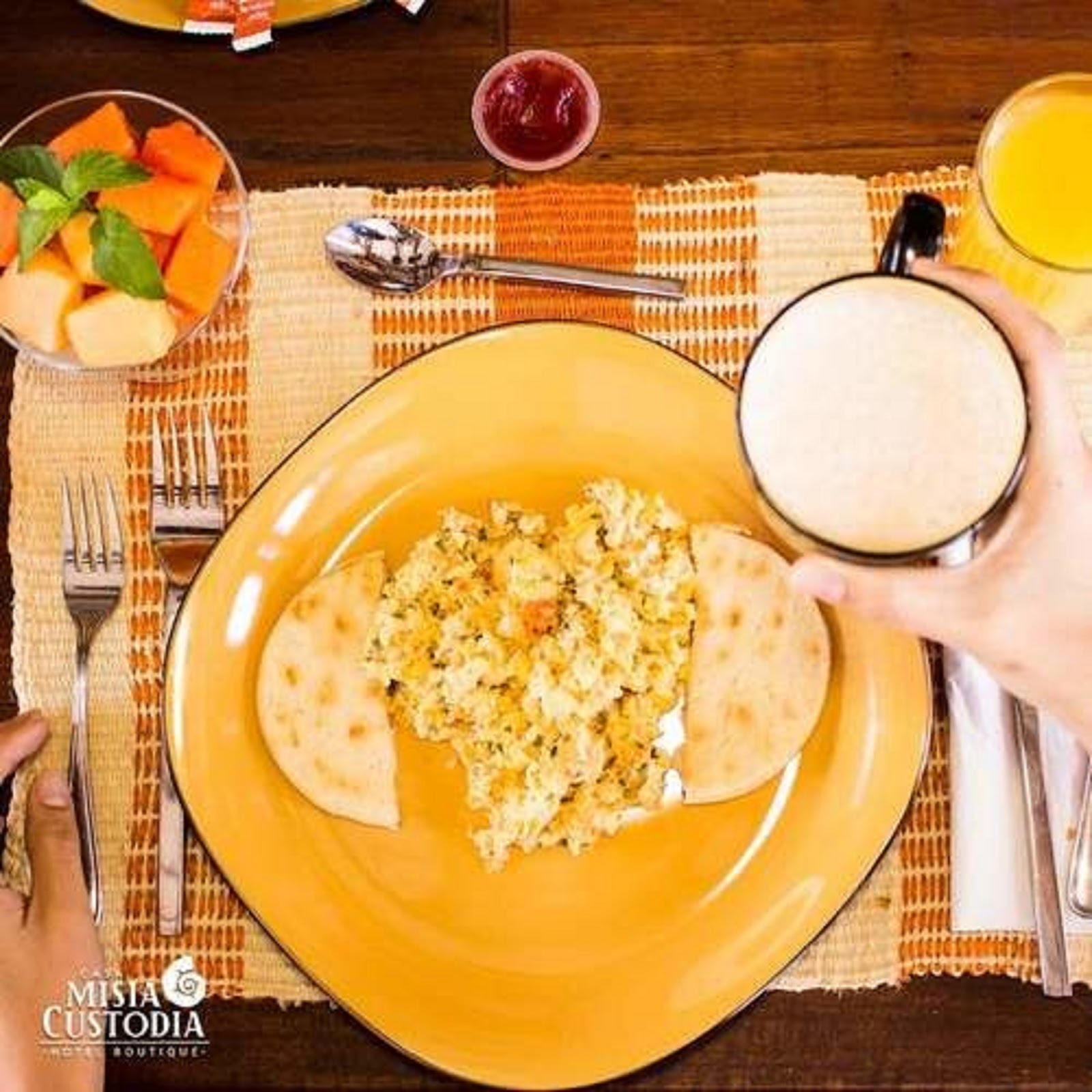 Desayuno con huevos, arepa y fruta