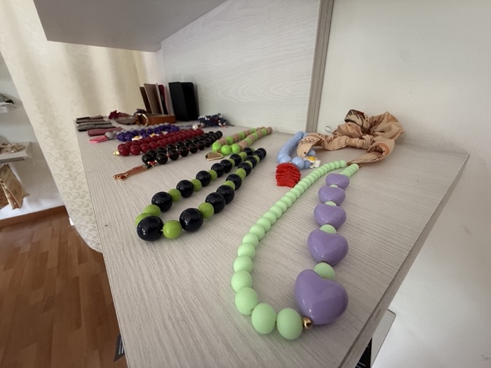 Collares de cuentas en tonos pastel