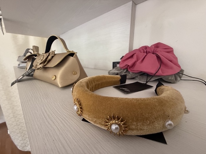 Diadema de terciopelo con perlas y bolso de cuero