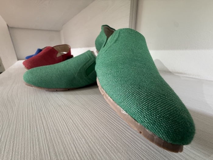 Alpargatas tejidas verde y roja