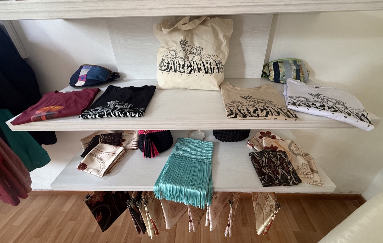 Camisetas y bolso de tela con estampado de Barichara