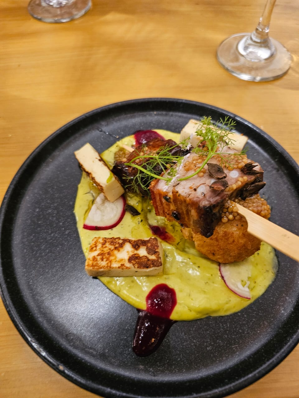 Plato de cerdo con salsa verde y queso a la plancha