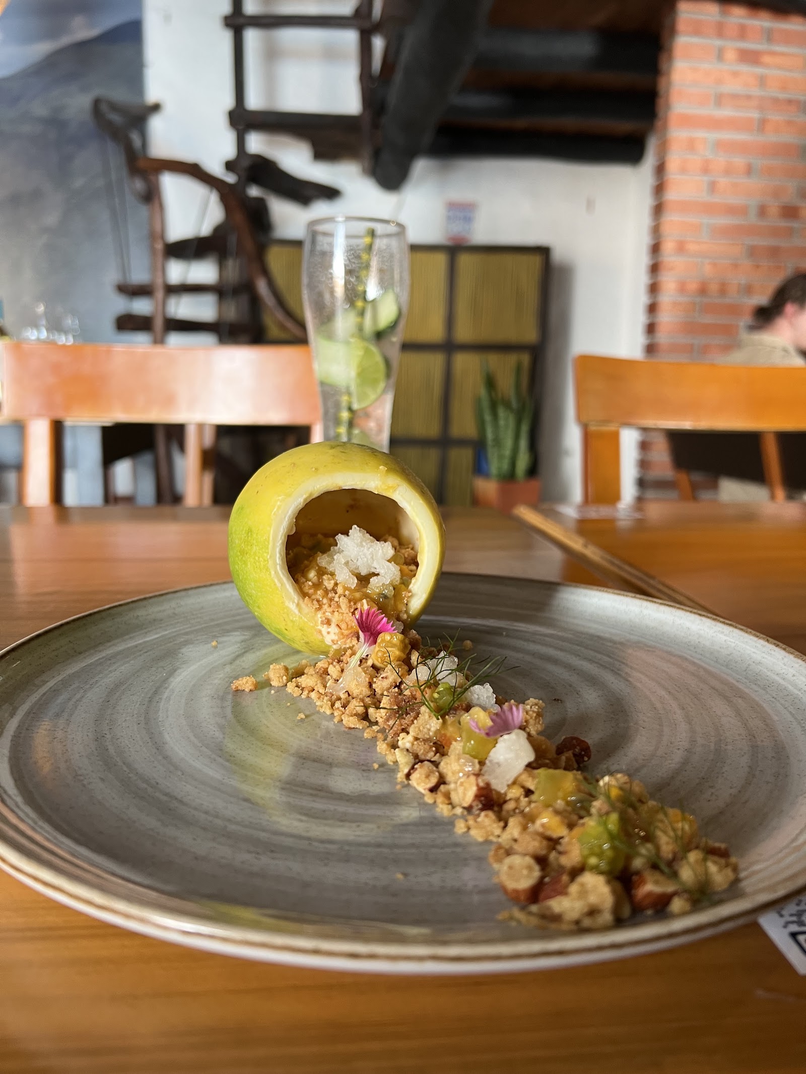 Ceviche servido en un limón sobre el plato