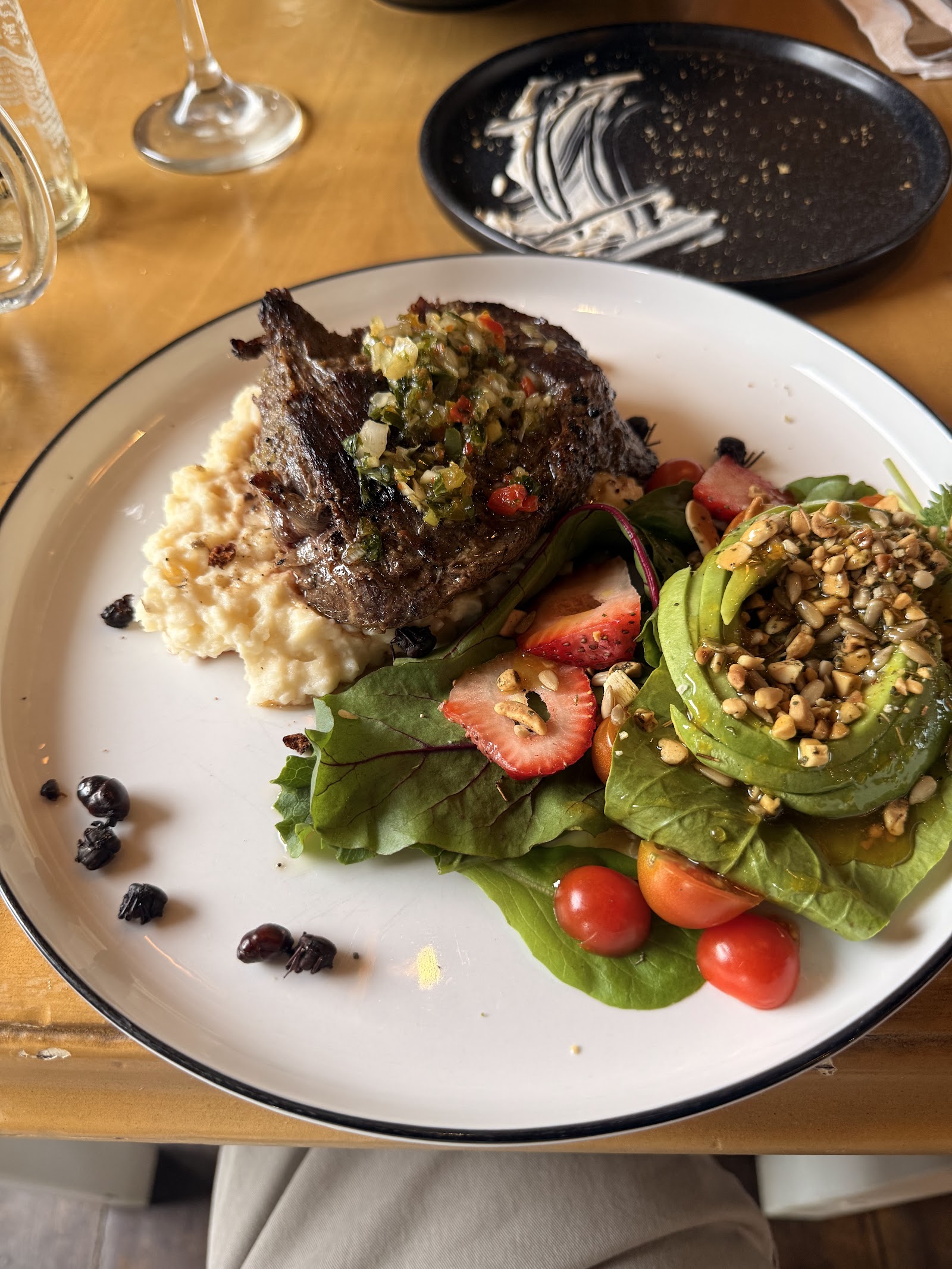 Carne con ensalada de fresas y aguacate