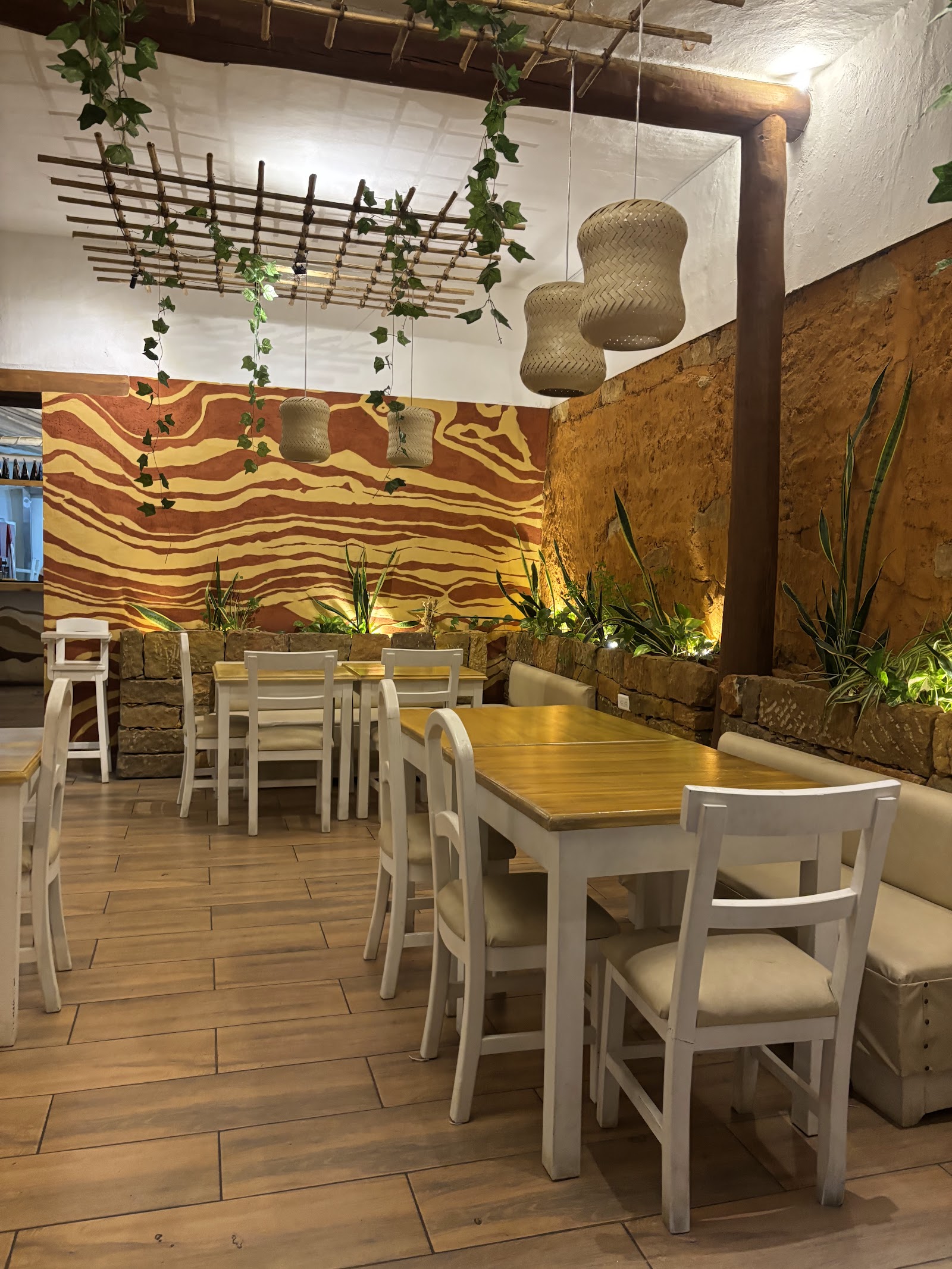 Salón con muro pintado y plantas