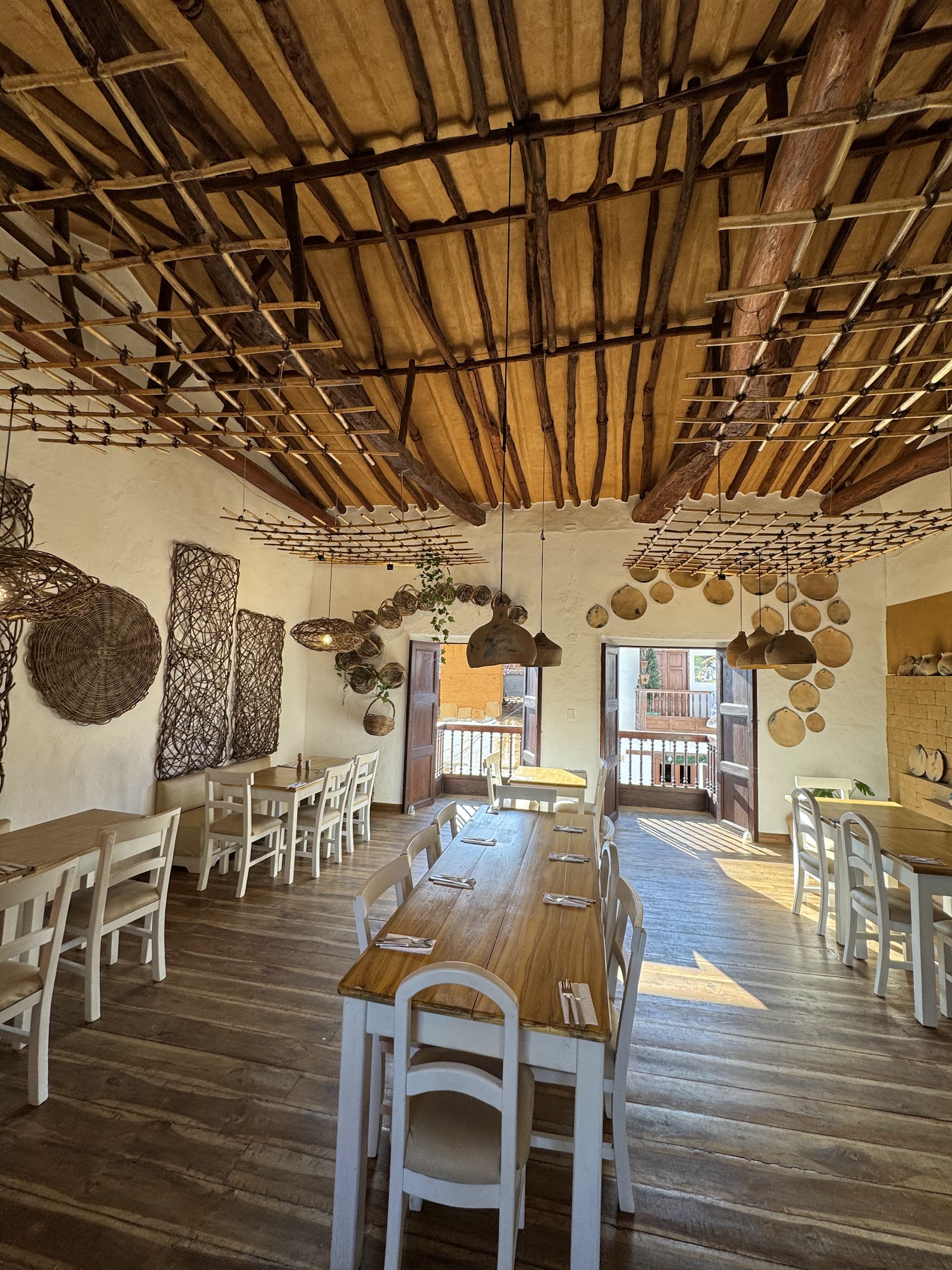 Comedor de Nakus con techo de cañabrava y mesas de madera