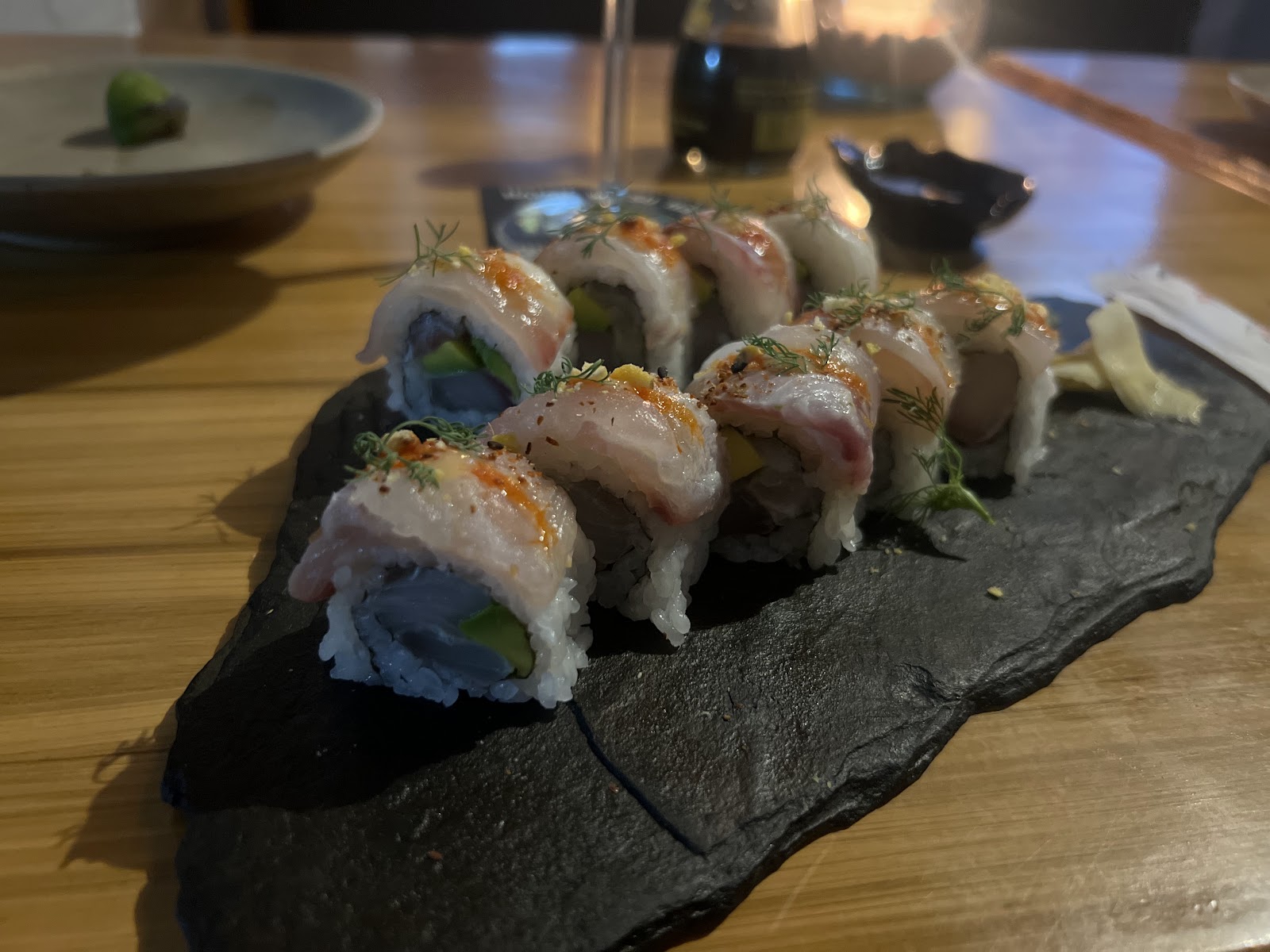 Rollos de sushi sobre piedra
