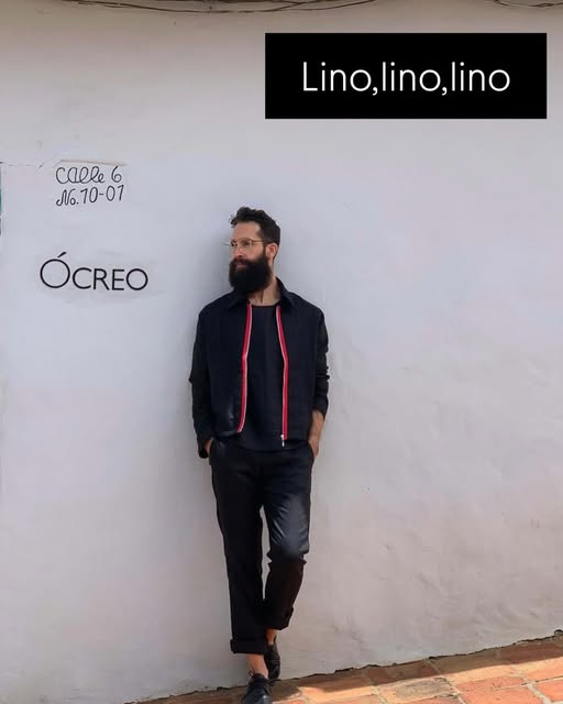 La pared blanca de la tienda con el nombre Ócreo y la dirección