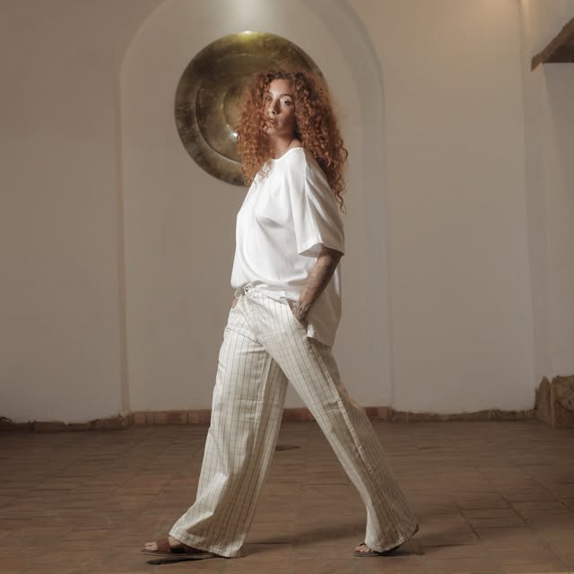 Blusa blanca y pantalón de lino a rayas