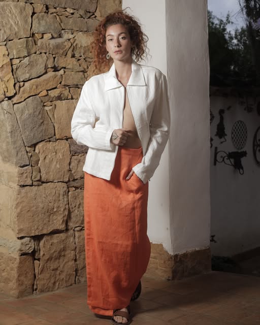 Chaqueta blanca y falda larga terracota