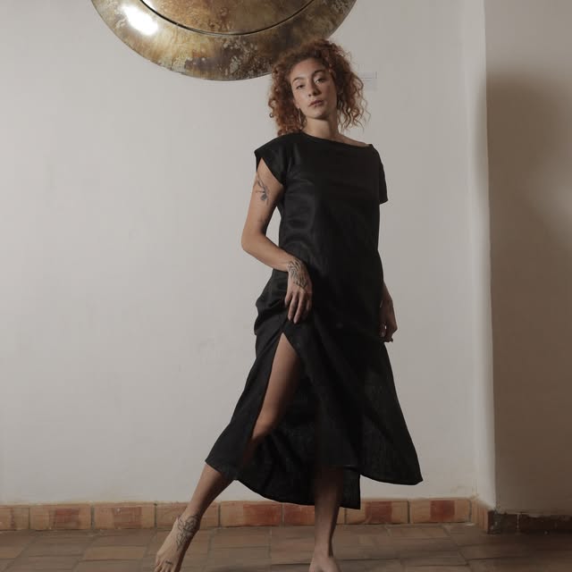 Vestido negro de lino con abertura