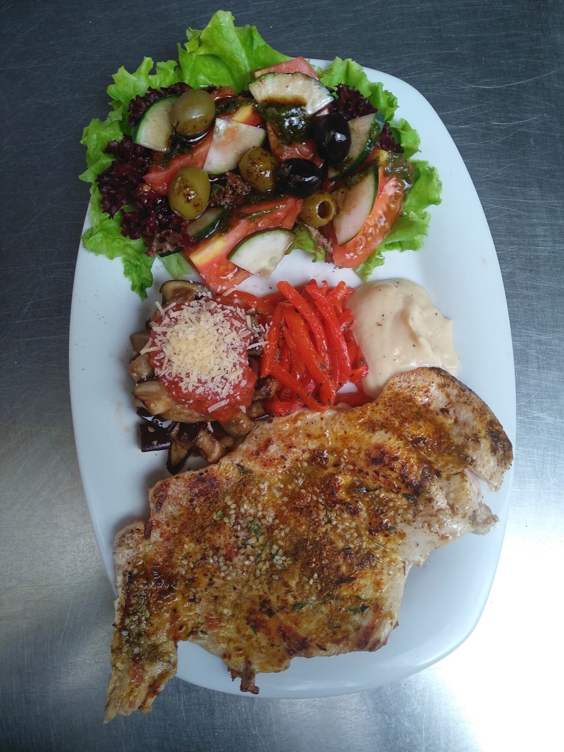Plato gratinado con ensalada y vegetales asados