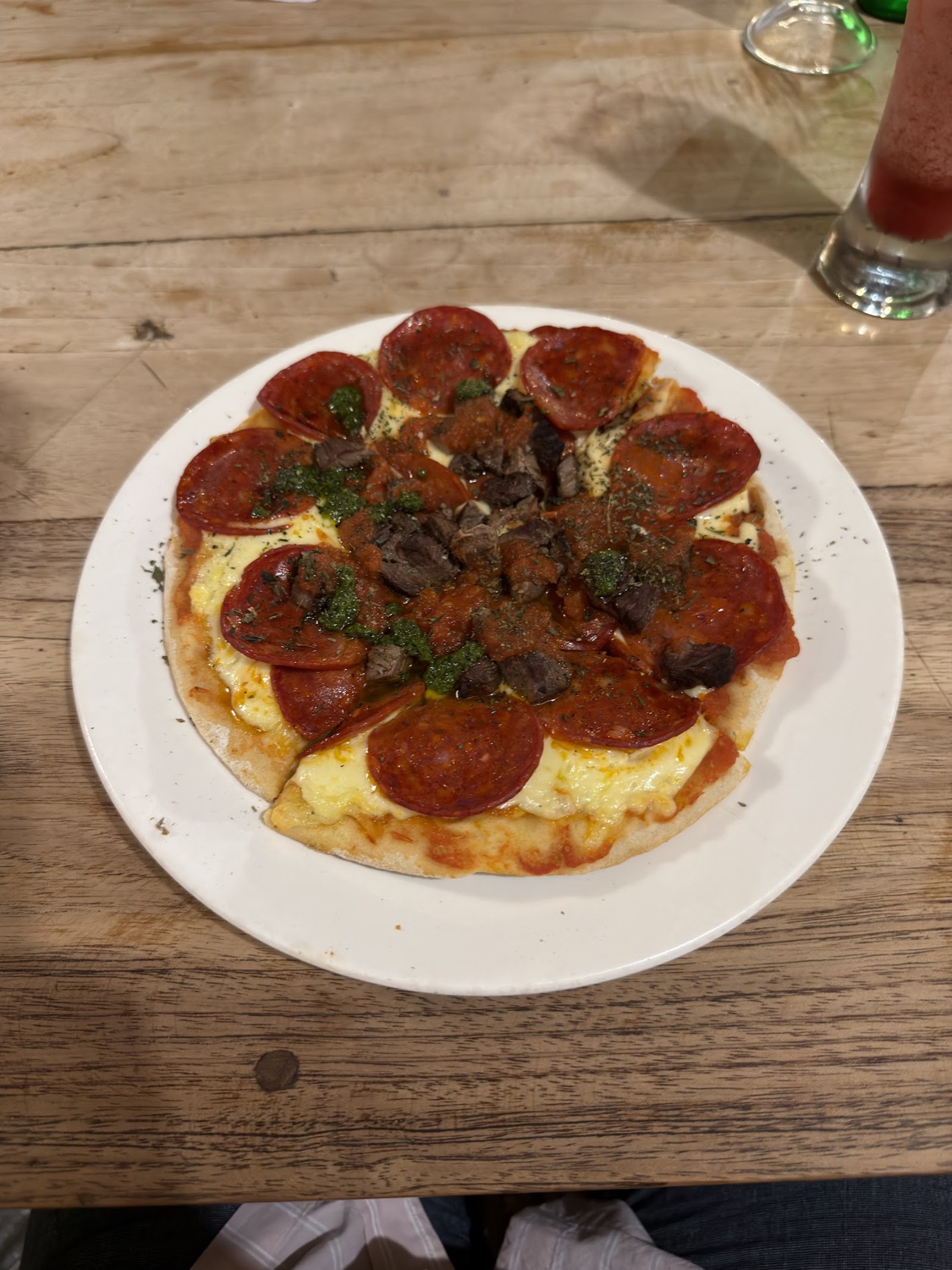 Pizza de pepperoni y champiñones