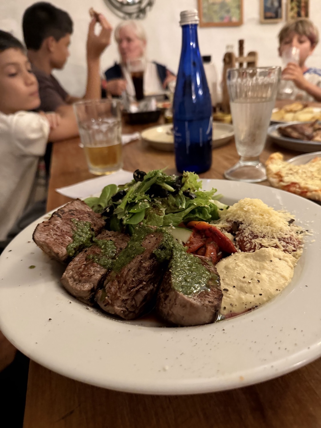 Carne a la parrilla con ensalada y puré