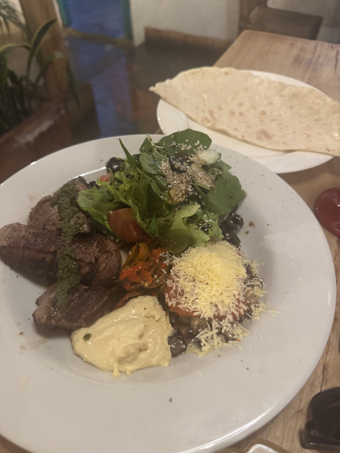 Plato de carne con ensalada fresca y puré