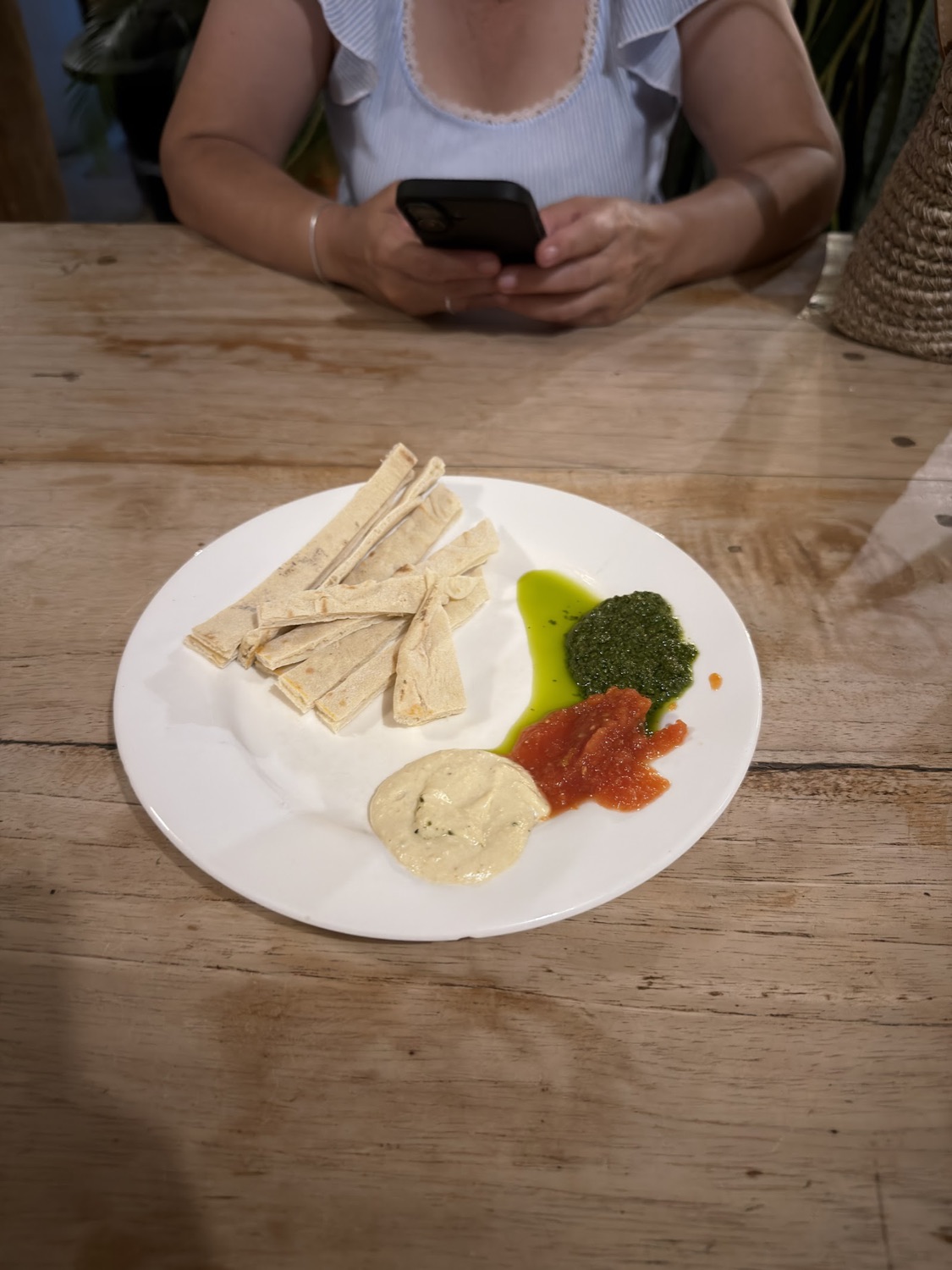Pan pita con tres salsas