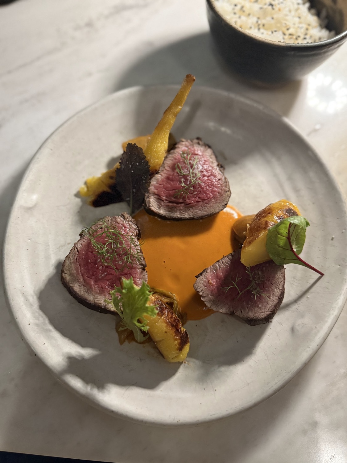 Carne en láminas con crema de color naranja